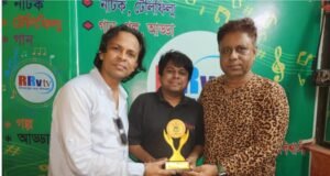 ঢাকায় গুণীজন সম্মাননায় ভূষিত হলেন পরিচালক নাসিম সাহনিক