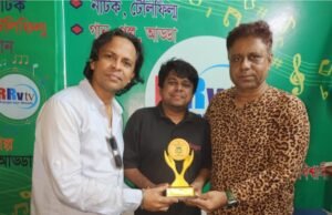 ঢাকায় গুণীজন সম্মাননায় ভূষিত হলেন পরিচালক নাসিম সাহনিক