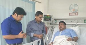 প্রধানমন্ত্রীর নির্দেশনায় গাইবান্ধায় অসুস্থ নেতার খোঁজ নিলেন কার্ডিওলজিস্ট ডা. বিটু