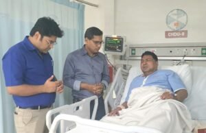 প্রধানমন্ত্রীর নির্দেশনায় গাইবান্ধায় অসুস্থ নেতার খোঁজ নিলেন কার্ডিওলজিস্ট ডা. বিটু